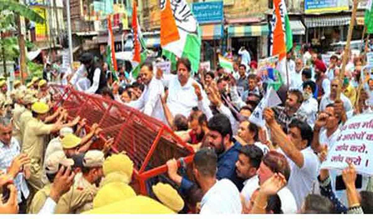 कांग्रेस ने मलिक के पुलवामा हमले के खुलासे की जांच की मांग करते हुए उपराज्यपाल आवास तक किया मार्च